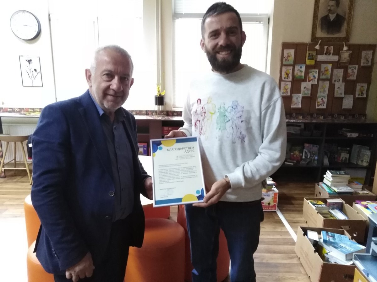 Методи получава благодарствен адрес от г-н Тома Томев, директор на СУ „Васил Левски“, Севлиево