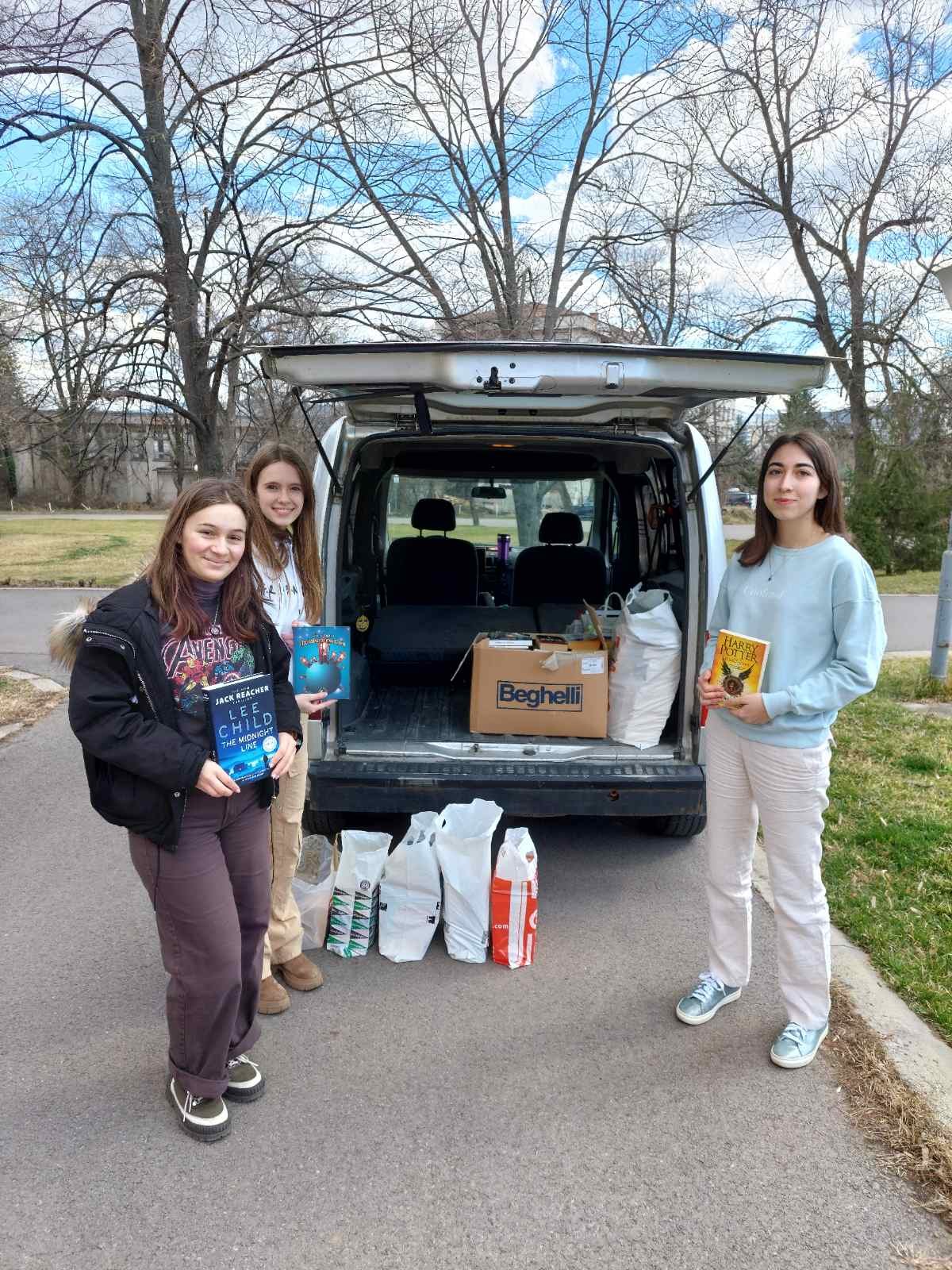 Ниа, Анна и Рози от Американския колеж в София се самоорганизираха