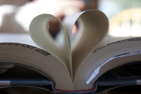 Книжарница КИБЕА в любовен четириъгълник през февруари